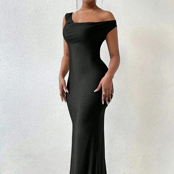 Black Sexy Women's Solid Asymmetrical Neck Open Back Dress - Picture 2 of 5
